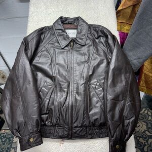 Towne by London Fog, Dark brown Leather Jacket, bomber style, men’s size XL Reg